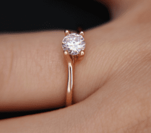 Anello in argento Nalbori su mano